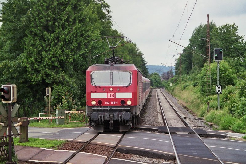 Kreuztal-Eichen 20.06.2007 Ruhr-Sieg-Bahn nach Siegen (143 188-1)