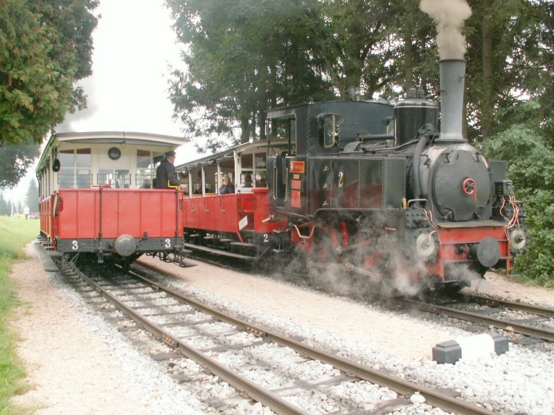 Kreuzung in Eben.Hier wird die Lok an die Spitze des Zuges gesetzt.Die restliche Strecke nach Achensee-Seespitz ist ohne
Zahnstange (System Riggenbach)Zugleich finden hier auch Zugkreuzungen statt.19.09.06