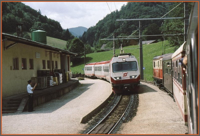 Kreuzung mit 4090 002-9 vermutlich in Kirchberg an der Pielach. (07/98)