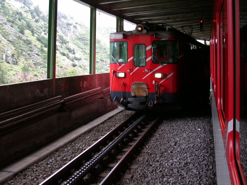 Kreuzung mit einem Gegenzug in einer Galerie der Schllenenschlucht zwischen Gschenen und Andermatt. Das Geflle betrgt hier max 181 Promille und die ehemalige Schllenenbahn, die seit 1961 zur FO/MGB gehrt fhrt mit dem Zahnstangensystem Abt. (16.08.2006)
