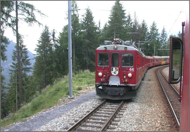 Kreuzung mit Gegenzug in Cadera. Der nordwrts fahrende Zug mit ABe 4/4 44 und einem weiteren ABe fhrt am Schluss zwei Messwagen mit. (05.06.2007)