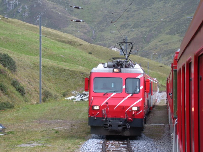 Kreuzung in Ntschen mit Glacierexpress 909 gezogen von einer HGe 4/4 II. (16.08.2006)