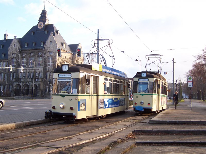 Kreuzung Theaterplatz III:
TW 101 und TW 50 an der einzigen Ausweichstelle der Strecke. 02.02.2008