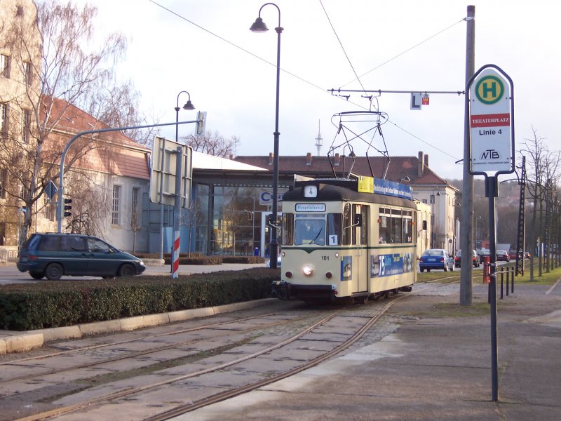 Kreuzung Theaterplatz II:
TW 101 (leihweise aus Jena) kommt als Linienfahrt von der Vogelwiese. 02.02.2008