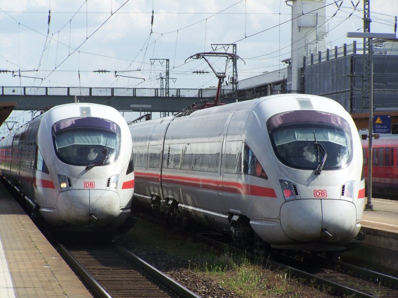 Kreuzung zweier ICE-T zge im Bahnhof Ingolstadt, links ICE-T nach Berlin Hbf und rechts ICE-T nach Mnchen Hbf. Aufgenommen am 27.05.07