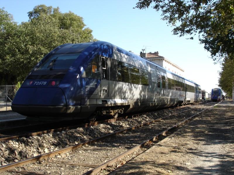 Kreuzung zweier X 72500 in Vauvert. 31.07.2005.