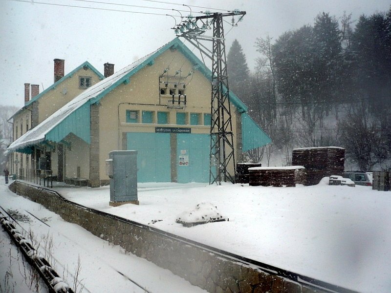 Kreuzungs-Bahnhof Mont Louis / La Cabanasse km 27 1511 m, der Zug macht hier erst einmal 10 bis 15 Minuten Pause, das Zugperonal trinkt einen Kaffee im Stationsgebude, 05.03.2008