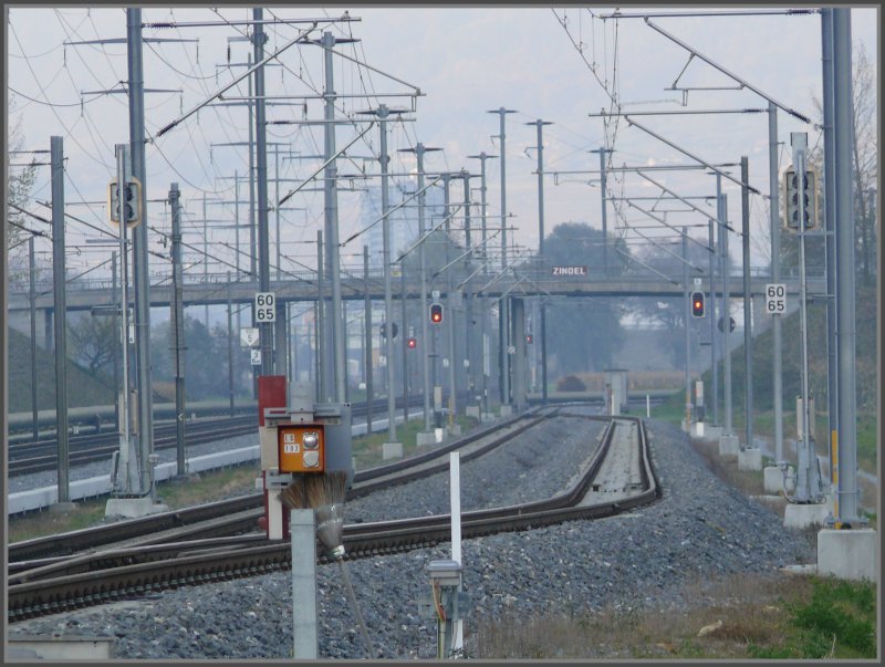 Kreuzungsgleis RhB bei Zizers, daneben die Doppelspur SBB Chur - Landquart. Um teure Ausbauten an den Bahnsteigen in Zizers zu vermeiden, wurde das Kreuzungsgleis kurzerhand ans nrdliche Ende der Station verlegt und zugleich verlngert. Somit gengt eine Perronkante in der Station Zizers. (28.10.2007)