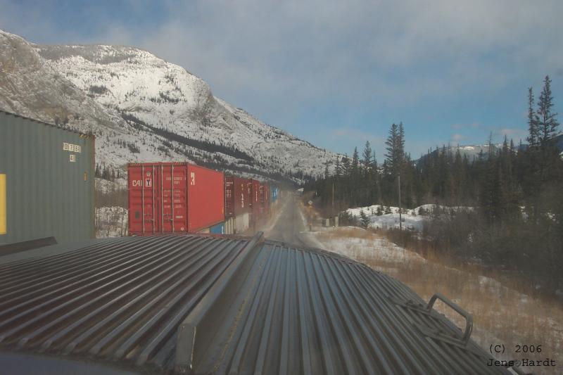 Kreuzungsstelle auf der Strecke Edmonton - Jasper.
Die Strecken in Kanada gehren der CN (Canadian National Railway), jeder darauf fahrende Zug einer anderen Gesellschaft muss pro gefahrenen Kilometer eine Gebhr zu bezahlen.
Das hat auch zu Folge, dass im Regelfall CN-Zge (auch wenn es sich, wie im Bild, um 2 km lange Gterzge handelt) immer Vorrang vor den anderen haben.
