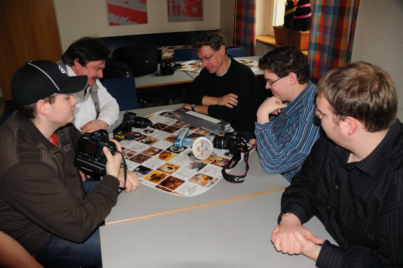 Kritischen Augen..., nicht nur frs Vorbild, stellt sich die Regensburger Bahnbilder-Treffen  Lok  im Modell. (14.03.09).