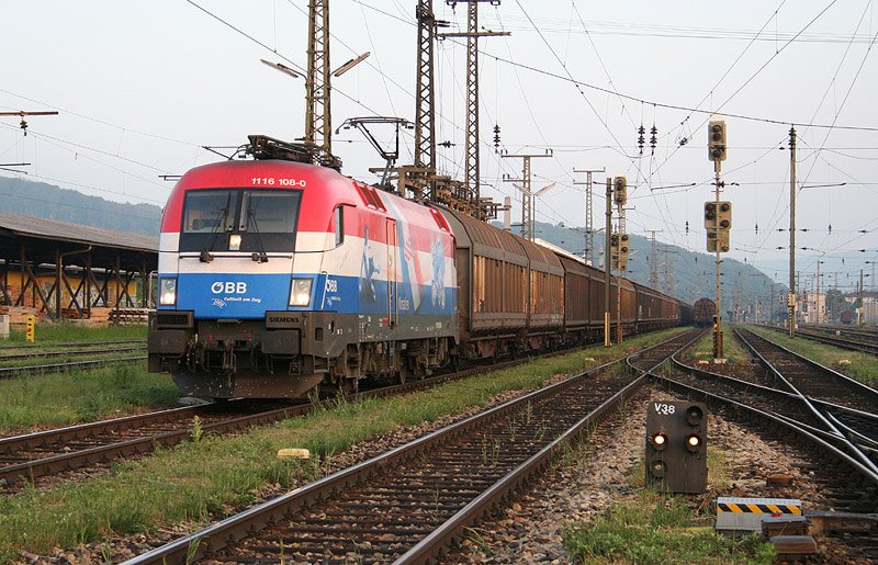  Kroatien  in Wien.
1116 108 am 28. Mai 2008 mit 45127 (Nrnberg Rangierbahnhof - Sopron) in Htteldorf-Hacking