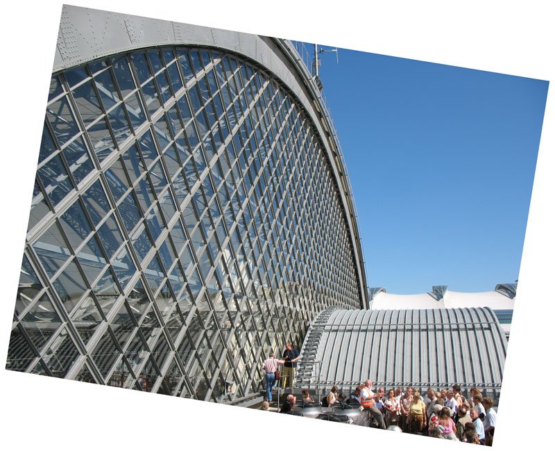 Krnender Abschluss der Fhrung durch den Dresdner Hauptbahnhof war die Besteigung des Daches. Nach einer Klettereinlage und etwas Akrobatik entstand dieses Foto der verglasten Ostwand des mittleren Hallendaches und  Blick ber das Dach der Nordhalle - 19.08.2006
