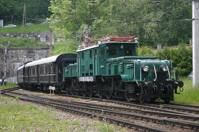 Krokodil 1100.102 mit einem Majestic Imperator Sonderzug bei der Einfahrt im Bahnhof Semmering. (12.6.2005)