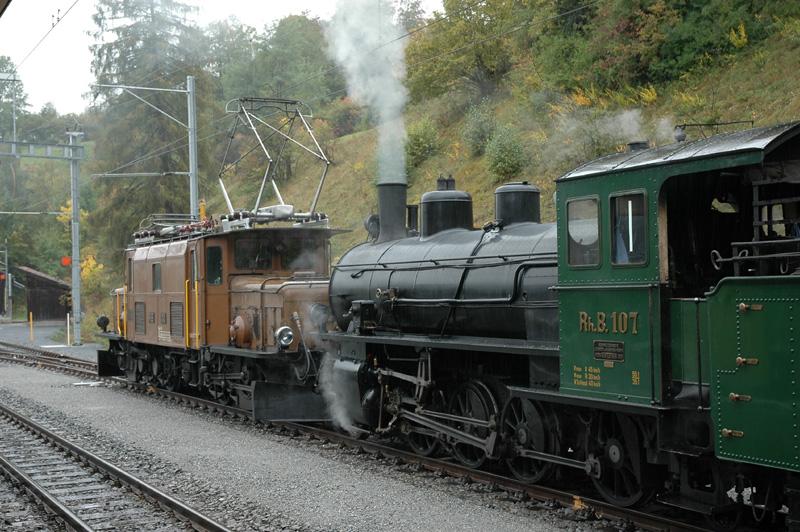 krokodil 414 und dampflok 107 warten in Filisur. 02.10.05