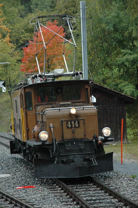 Krokodil 414 wartet in Filisur auf das  Davoser Gleis  02.10.05