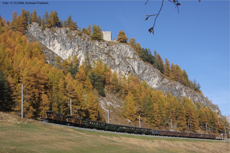 Krokodil-Doppeltraktion mit Ge 6/6 I 414 und 415 anllich der 4-Tagesfahrt am 11.10.2008 zwischen Madulain und La Punt - Chamues-ch. (An diesem Tag gab es einen Personenzug mit der 414 und einen Gterzug mit der 415. Auf der Rckfahrt nach Samedan wurden die 2 Zge in Cinous-Chel-Brail zu diesem Zug zusammengestellt.)