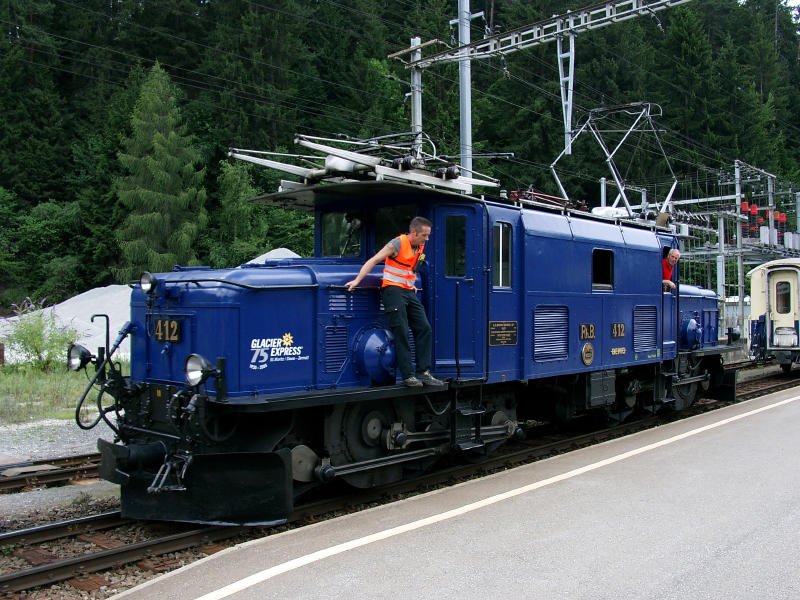  Krokodil  Ge 6/6 I 412 jetzt in blau beim umsetzen in Reichenau-Tamins anllich der Jubilumsfahrten 75 Jahre Glacier-Express von St. Moritz ber Disentis nach Zermatt am 16.07.2005.