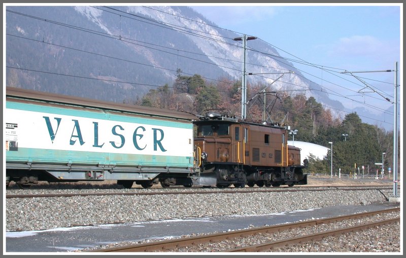 Krokodil Ge 6/6 I 415 ist wieder mal mit den Valserwasserwagen unterwegs nach Untervaz. Bei den Emser Werken. (01.02.2007)