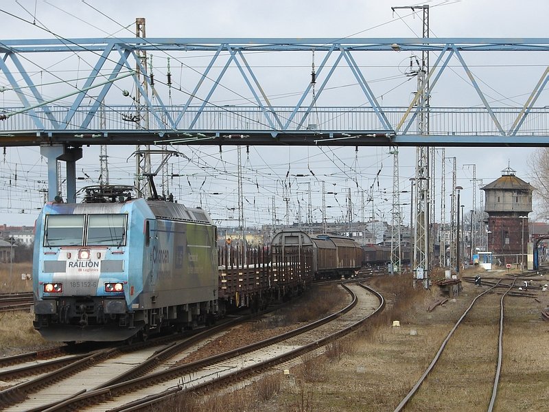 K+S 185 152 durchfhrt mit einem Gterzug nach Mukran den Bahnhof Stralsund. (22.03.09) 