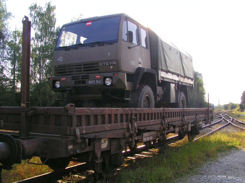 Ks 21813310017-0 beladen mit STEYR Bundesheerlastkraftwagen; Bhf. RIED i.I. 2006-06-20