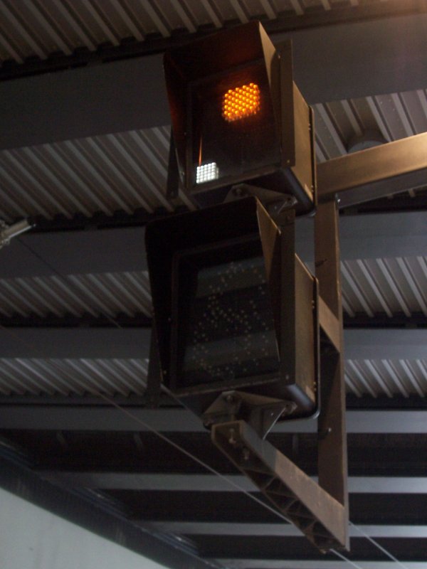 KS-VORSIGNALWIEDERHOLER IN BLN. GESUNDBRUNNEN :: An einigen Fernbahngleisen des Bahnhofs Berlin Gesundbrunnen befinden sich diese Vorsignalwiederholer in Zusatzanzeiger-Lichtleitertechnik. Typisch fr diese Bauform ist die Darstellung der Signalbilder in eckigen Symbolen. Die Hauptlichter sind dabei schachbrettartig angeordnet, da also gelb und grn an derselben Stelle erscheinen.<br>
Soweit es mir bekannt ist, sind diese Signale dreibegriffig mit Ks2 und Ks1+Zs3v  6  bzw. Ks1+Zs3v  8 .<br>
Das Signal hngt an einem Ausleger, da fr einen Mast zu wenig Platz herrscht.