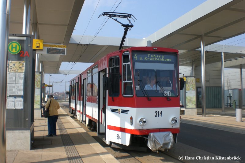 KT4-D Triebwagen 314 stand am 7.4.2008, an der neu gestalteten Haltestelle Hauptbahnhof.