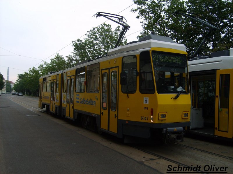 KT4D 6047 der Berliner Verkehrsbetriebe (BVG) auf der Linie 21 nach S-Bahnhof Schneweide