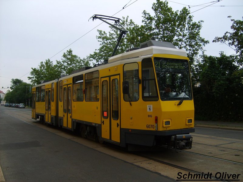 KT4D 6070 der Berliner Verkehrsbetriebe (BVG) auf der Linie 21 nach S-Bahnhof Schneweide