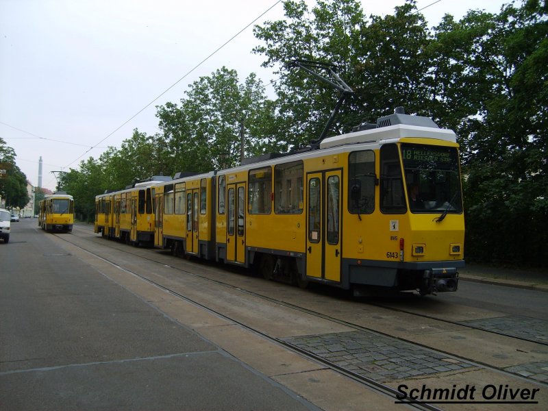 KT4D 6143 und 6151 der Berliner Verkehrsbetriebe (BVG) auf der Linie 18 nach Hellersdorf/Riesaer-Str.