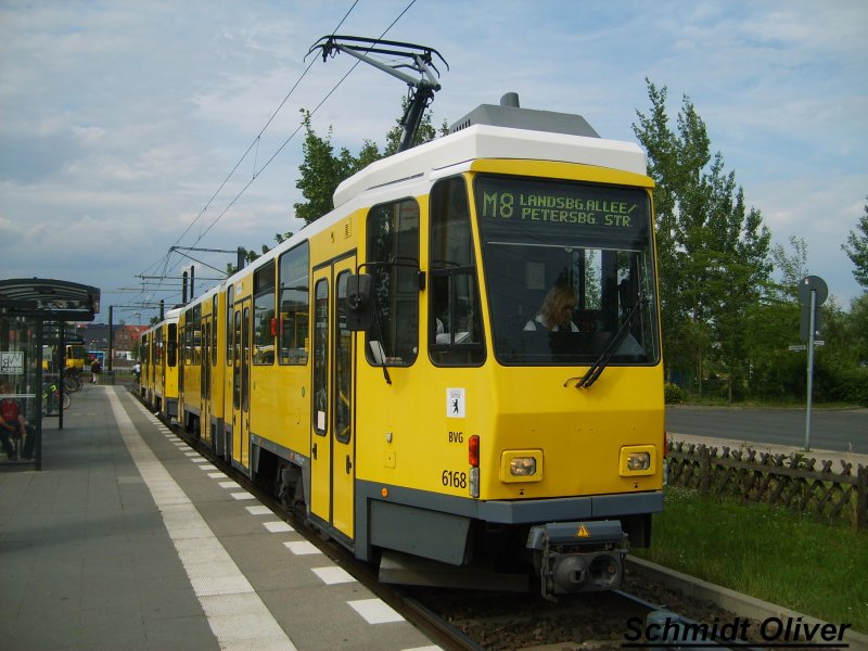 KT4D 6168 der Berliner Verkehrsbetriebe (BVG) auf der Linie M8 nach Landsberger Allee/Petersburger Str.