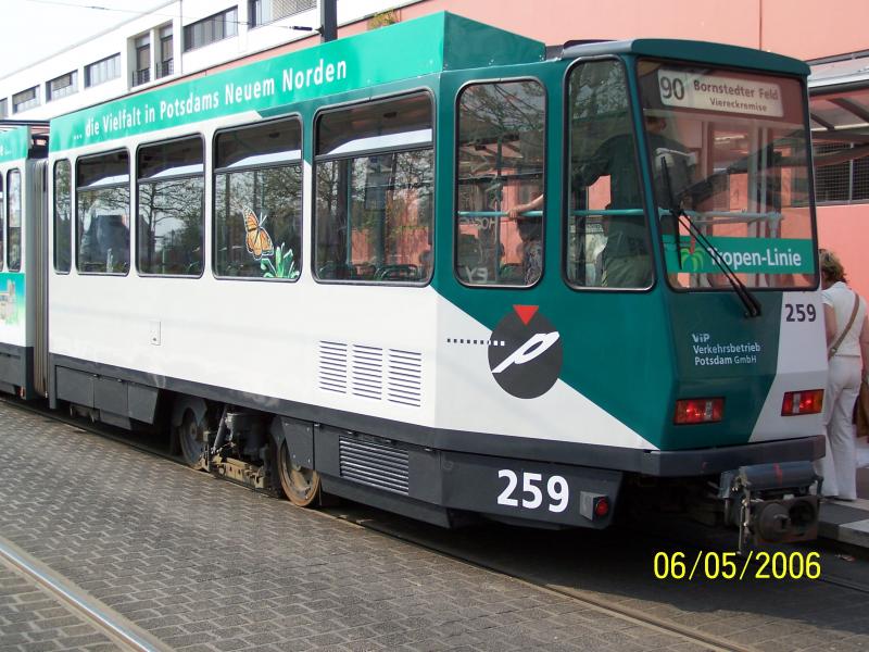 KT4Dm-Beiwagen 259.
Am 23.03.06 wurde dieser von einer Combino besch�digt und musste erneuert werden. Deshalb an der Seite auch keine Werbung f�r die  Buga-Linie 90/95 , sondern nur Dachwerbung.