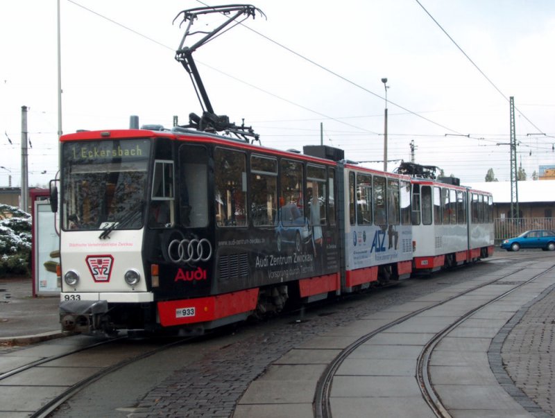 KT4Dmod - Tw 933+928 an der Endhaltestelle der Linie 1 am Hauptbahnhof Zwickau und wartet auf Abfahrt in Richtung Neumarkt - Eckersbach. (3.11.06)