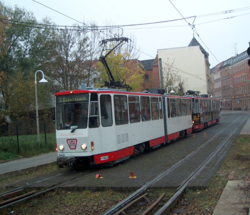 KT4Dmod - Tw 942 hier in Traktion mit Tw 948 kurz vor der Brcke ber die Zwickauer Mulde in Fahrtrichtung Eckersbach. (2.11.06)