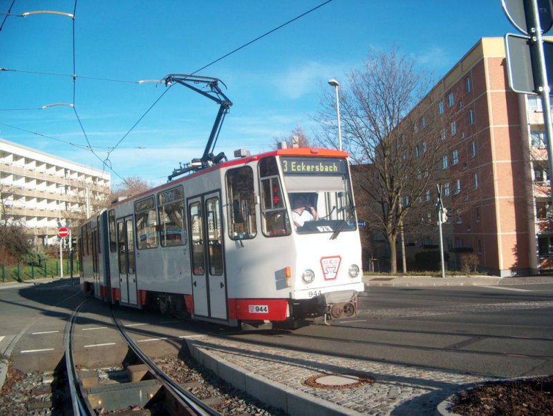 KT4Dmod - Tw 944 am 15.12.06 auf Linie 3 bei der Einfahrt in die Wendeschleife Neuplanitz.
