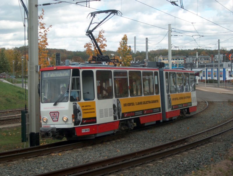 KT4Dmod - Tw 945 solo hier als Fahrschule kurz nach Verlassen der Hst./Hp. Zwickau-Stadthalle in Fahrtrichtung Neuplanitz. (24.10.06)
