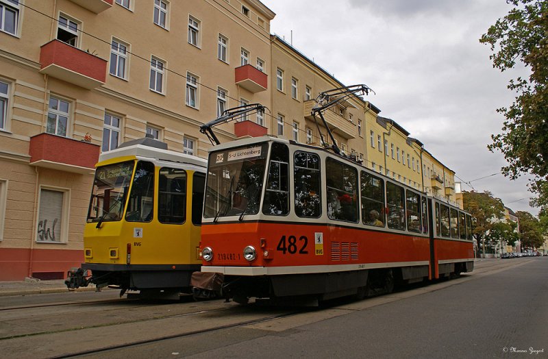 KT4Dt + KT4D - beim Fotohalt in der Lichtenberger Gudrunstrae
Der KT4Dt ( Wagen 7008 ) als Linie 21 zum S-Bahnhof Schneweide
Mit KT4D (rechts) gab es Pendelfahrten zwischen dem Betriebshof Lichtenberg und S+U Bahnhof Lichtenberg. Anlass war der Tag der offenen Tr im Betriebshof Lichtenberg
26.09.2009