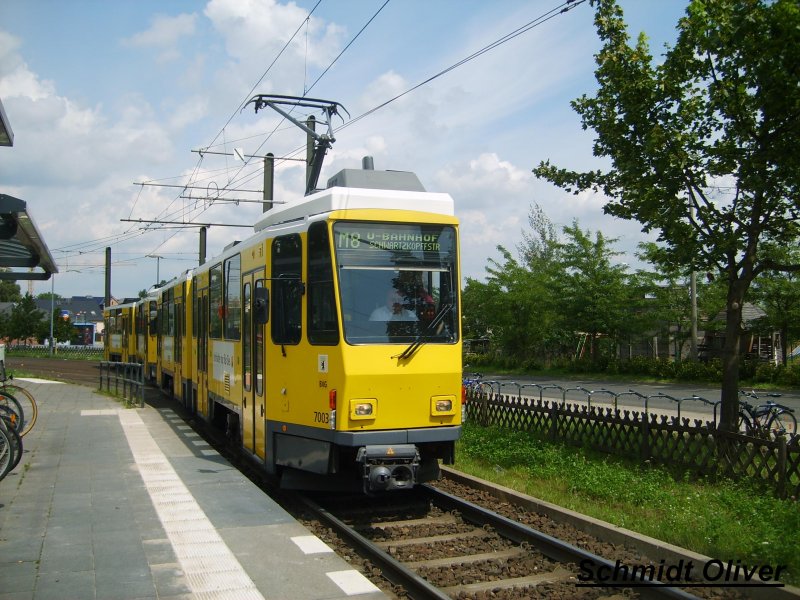 KT4DT 7003 der Berliner Verkehrsbetriebe (BVG) auf der Linie M8 nach U-Bahnhof Schwartzkopffstr. am 11.07.07