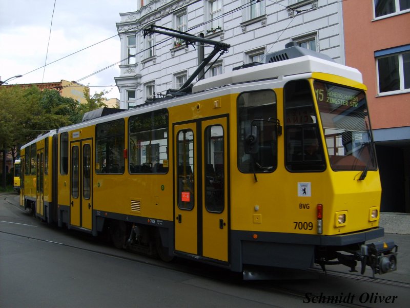 KT4DT 7009 der Berliner Verkehrsbetriebe (BVG) auf der Linie M5 nach Hohenschnhausen/Zingster Str.