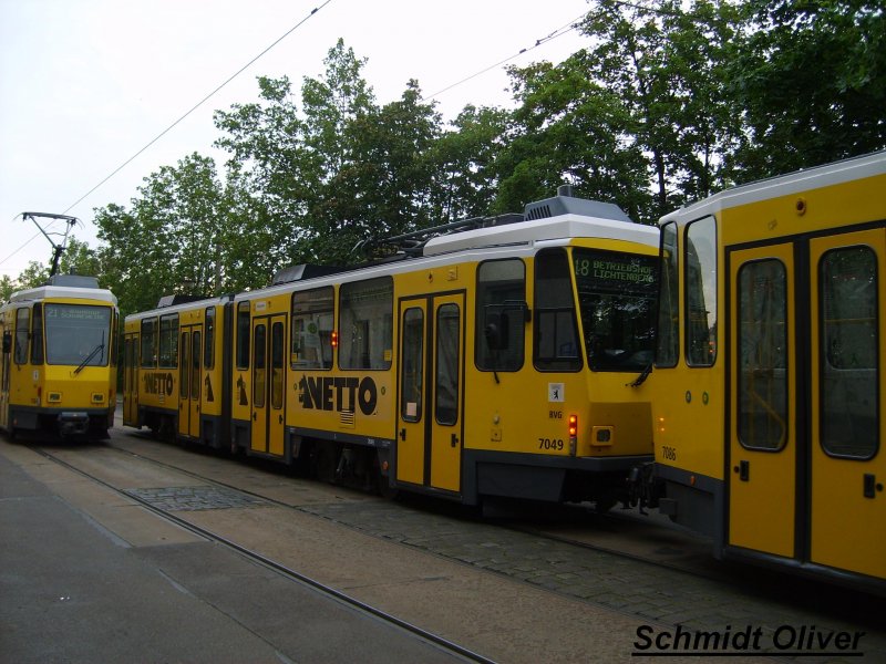 KT4DT 7049 der Berliner Verkehrsbetriebe (BVG) auf der Linie 18 nach Betriebshof Lichtenberg