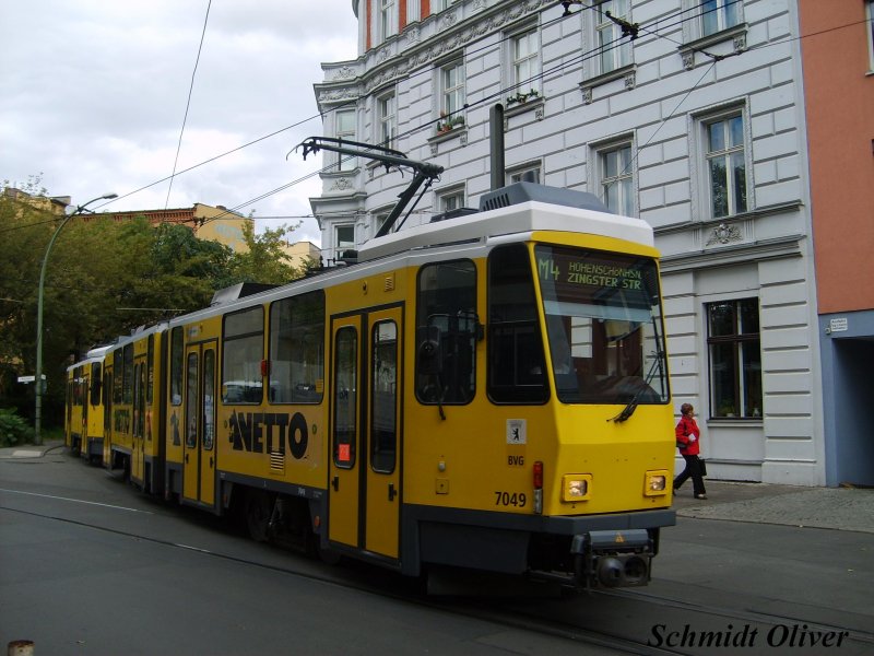 KT4DT 7049 der Berliner Verkehrsbetriebe (BVG) auf der Linie M4 nach Hohenschnhausen/Zingster Str.