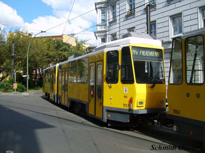 KT4DT 7053 der Berliner Verkehrsbetriebe (BVG) auf der Linie M4 nach Falkenberg 