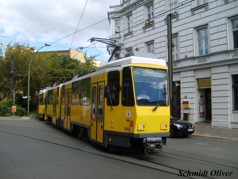 KT4DT 7057 der Berliner Verkehrsbetriebe (BVG) auf der Linie M4 nach Hohenschnhausen/Zingster Str.