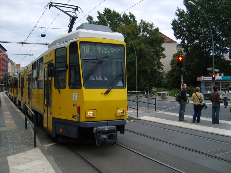 KT4DT 7061,7063 der Berliner Verkehrsbetriebe auf der Linie M8 nach S Hackescher Markt