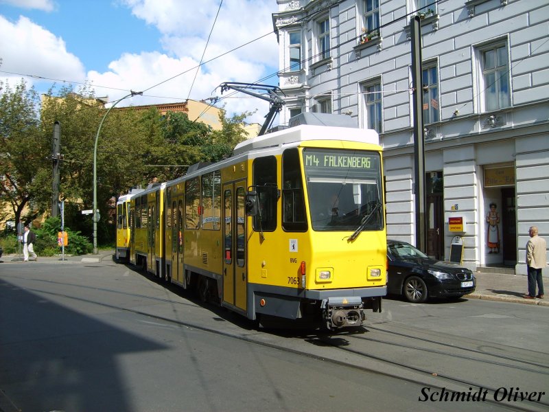 KT4DT 7063 der Berliner Verkehrsbetriebe (BVG) auf der Linie M4 nach Falkenberg 