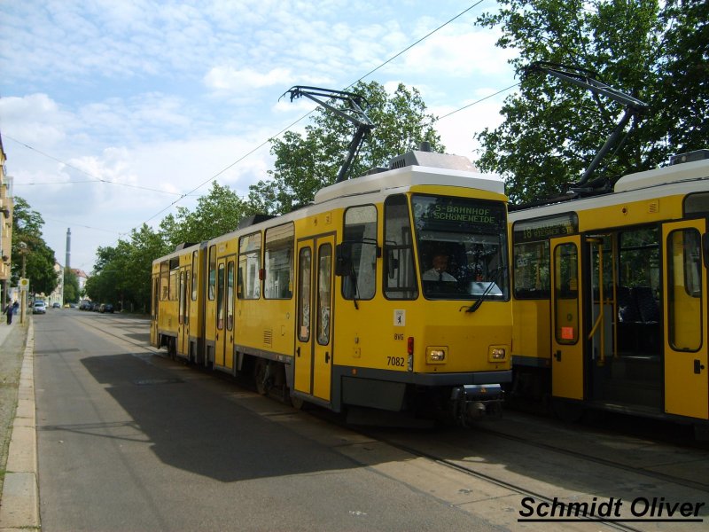 KT4DT 7082 der Berliner Verkehrsbetriebe (BVG) auf der Linie 21 S Bahnhof Schneweide am 29.06.07