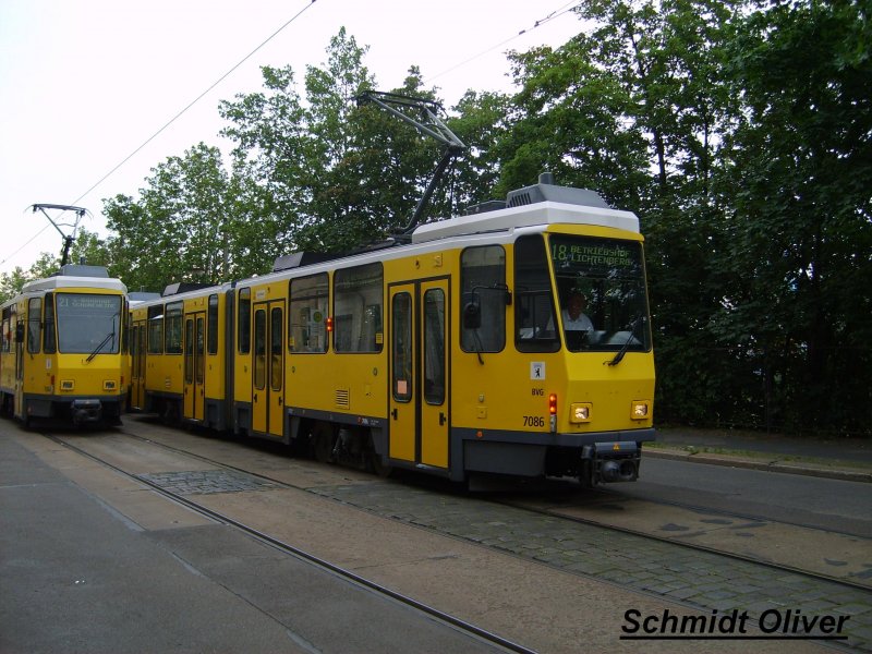 KT4DT 7086 der Berliner Verkehrsbetriebe (BVG) auf der Linie 18 nach  Betriebshof Lichtenberg