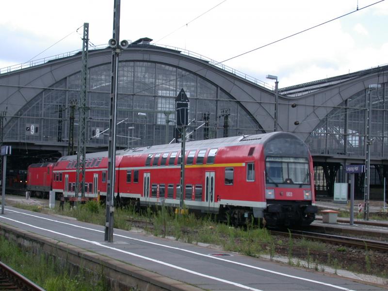 Krzer gehts fast nicht mehr. Eine 143er verlsst mit ihrem kurzen Wendezug den Leipziger Hauptbahnhof.(07.08.2005)