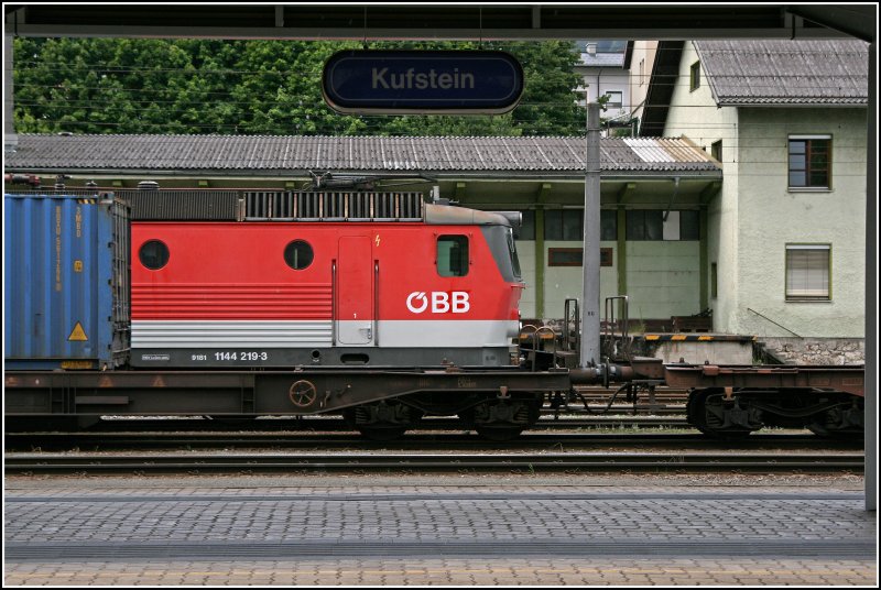 Kufstein und 1144. Das passt einfach zusammen;-) Die Innsbrucker 9181 1144 219-3 wartet im schnen Bahnhof Kufstein auf den nchsten Einsatz. (04.07.07)