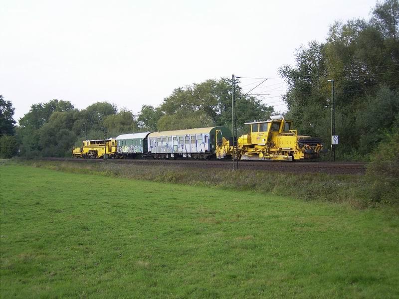 Kunst auf Schienen...Sprayer haben diese beiden Wagen des Bauzuges fast in voller Gre mit ihren Grafittis bedeckt