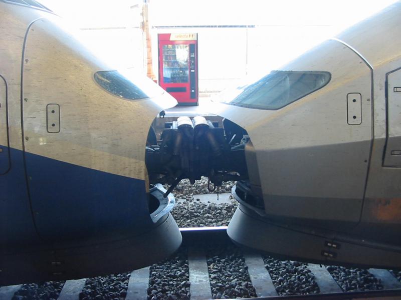 Kupplung zwischen TGV Duplex und einem alten TGV Altlantique am 23.8.2005 in Beziers eine echte seltenheit.